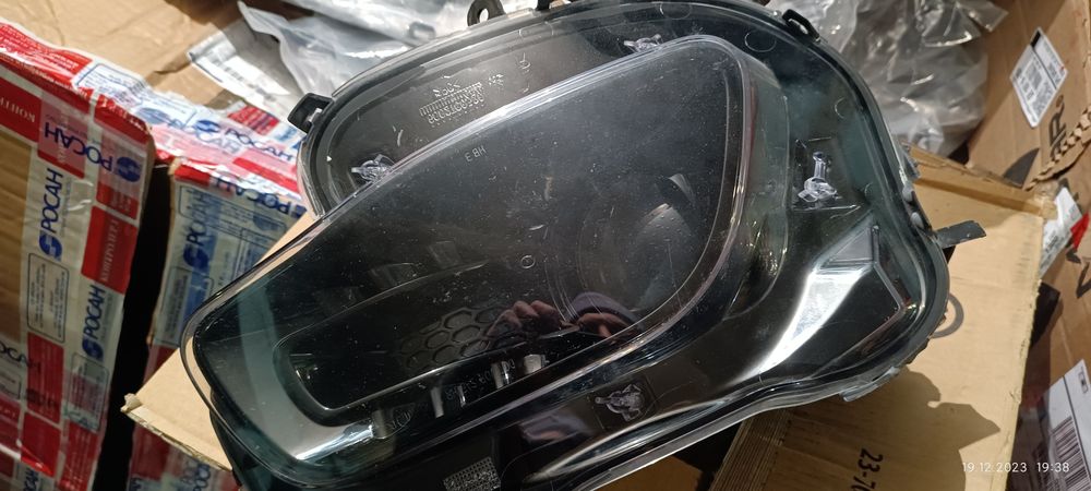 Фара галоген  Jeep Cherokee KL 14-18 оригинал б.у