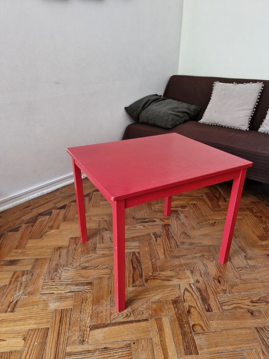 mesa e copos de vinho
