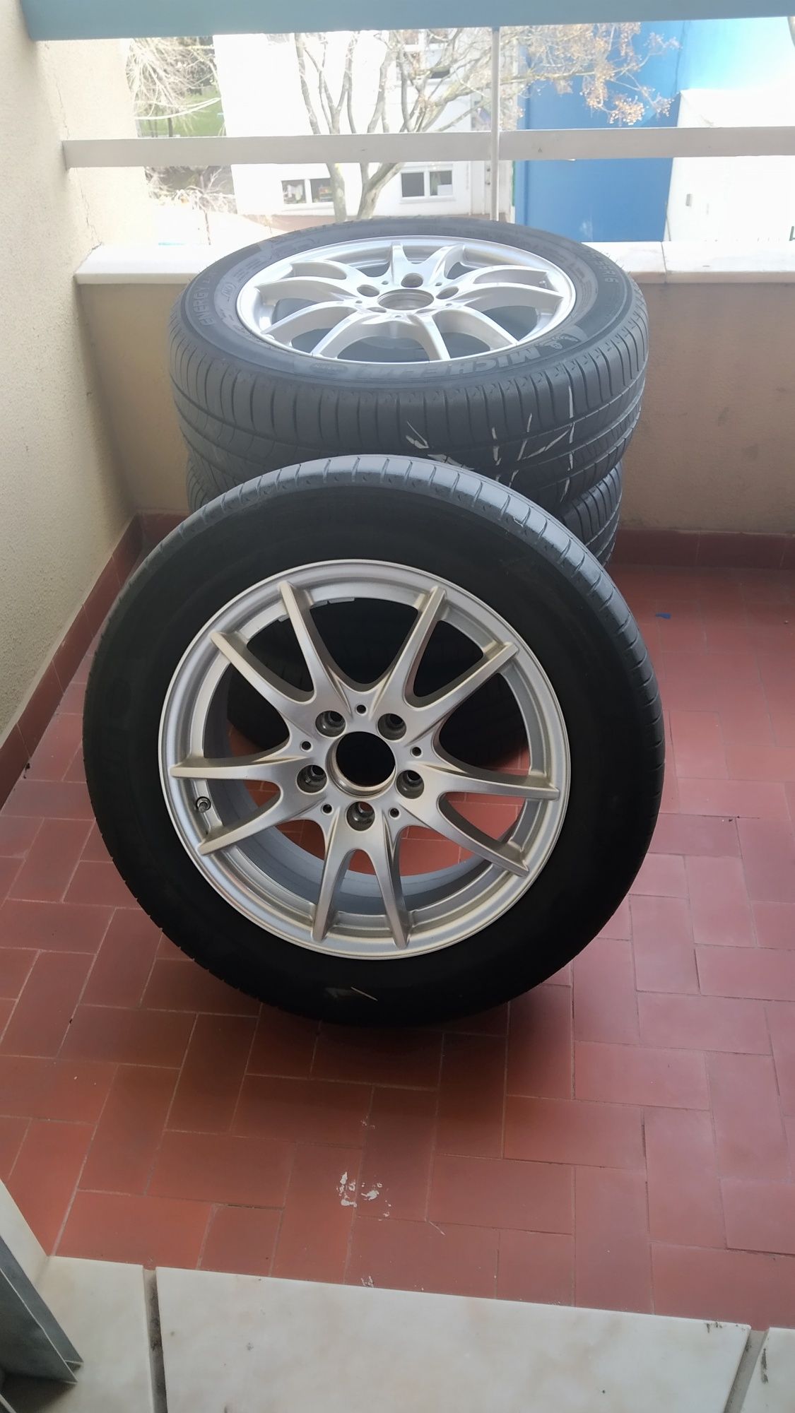 1 Jante com pneu 205/55 R16