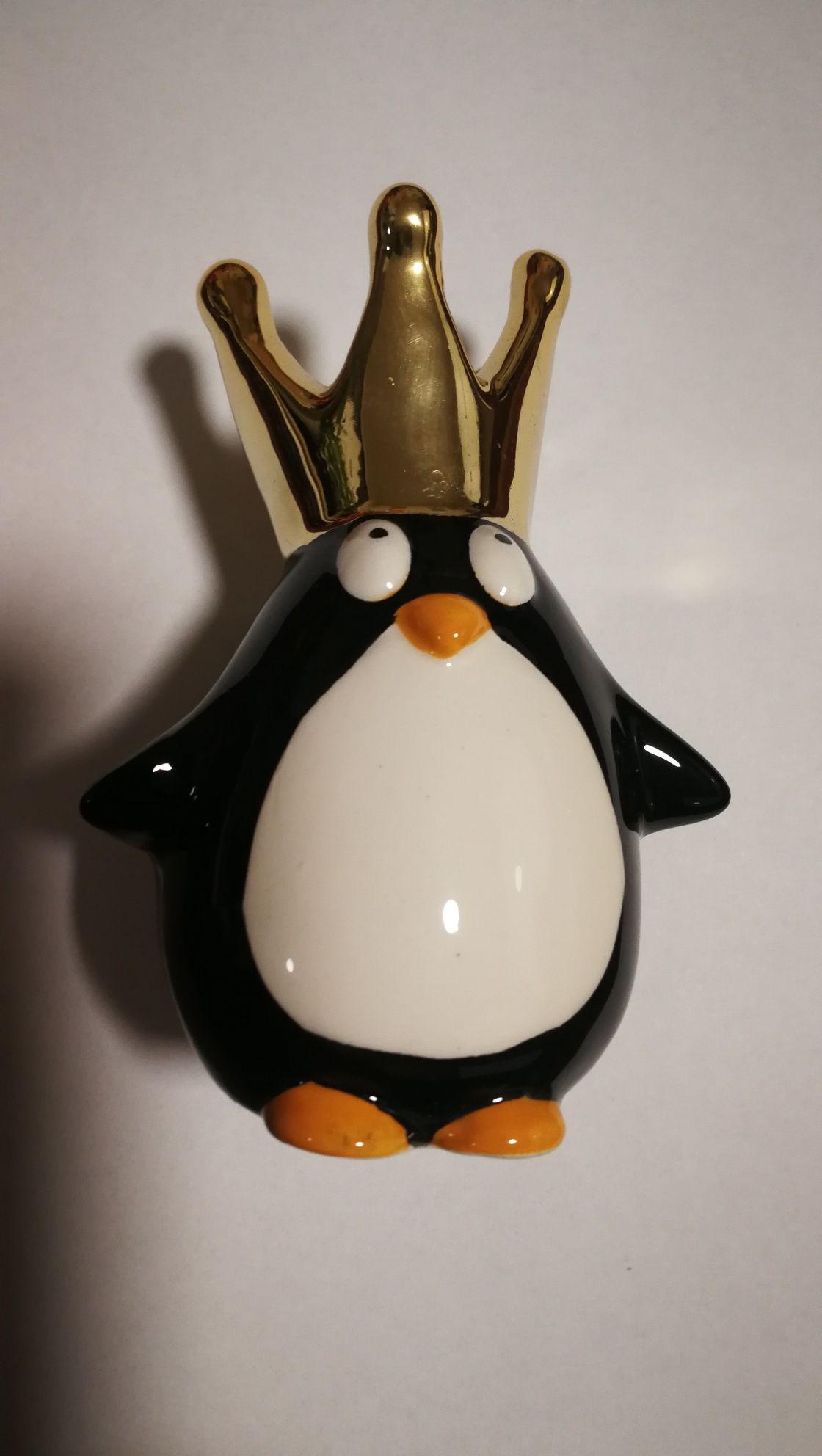 Pingwin ze złotą koroną figurka