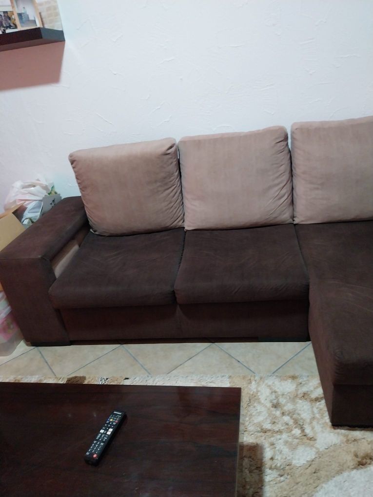Sofá três lugares com arrumos