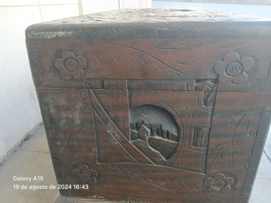 Arca em madeira trabalhada