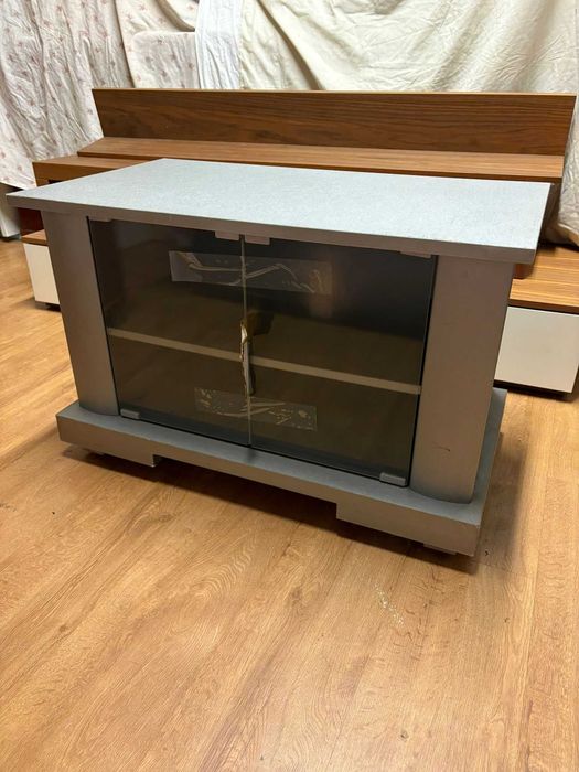 Movel TV cinzento com portas em vidro