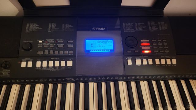 Keyboard Yamaha e423