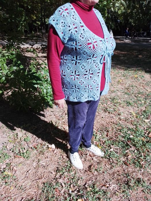 Вязаный женский жилет работа ручная