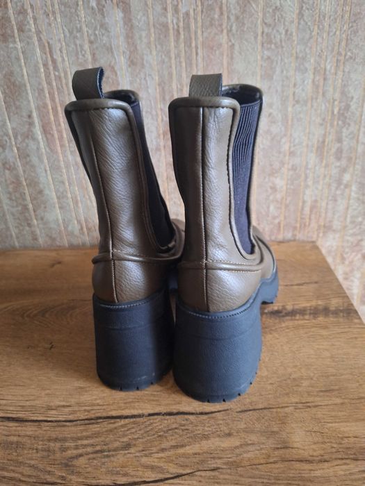 Продам шкіряні жіночі черевики (утепленні), колір хакі.