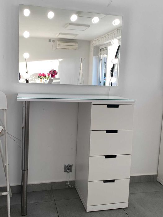 Stanowisko do makijażu / stylizacji brwi – komplet, stan bardzo dobry