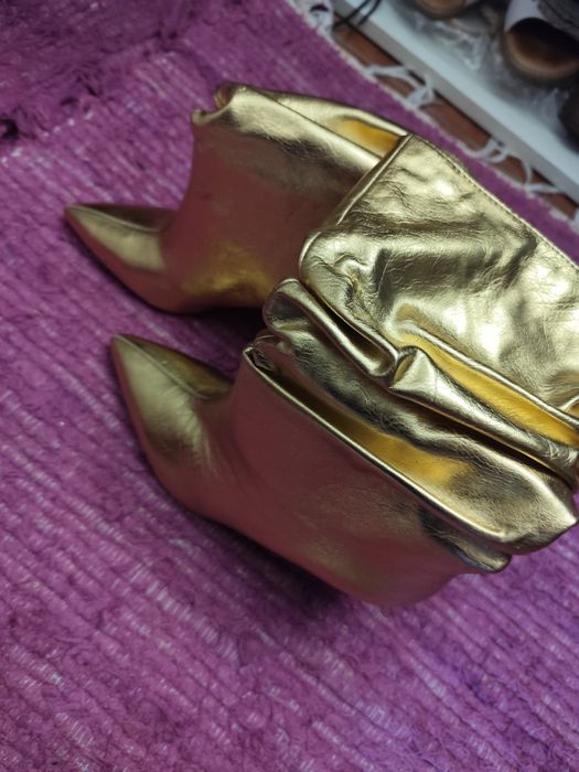 Botas douradas novas