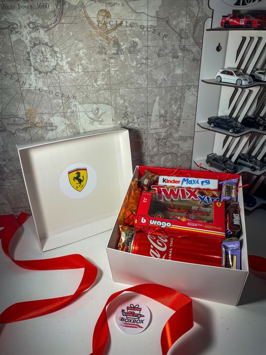 Подарунковий набір BOXBOX | Bburago F1 Scuderia Ferrari SF-24 #16