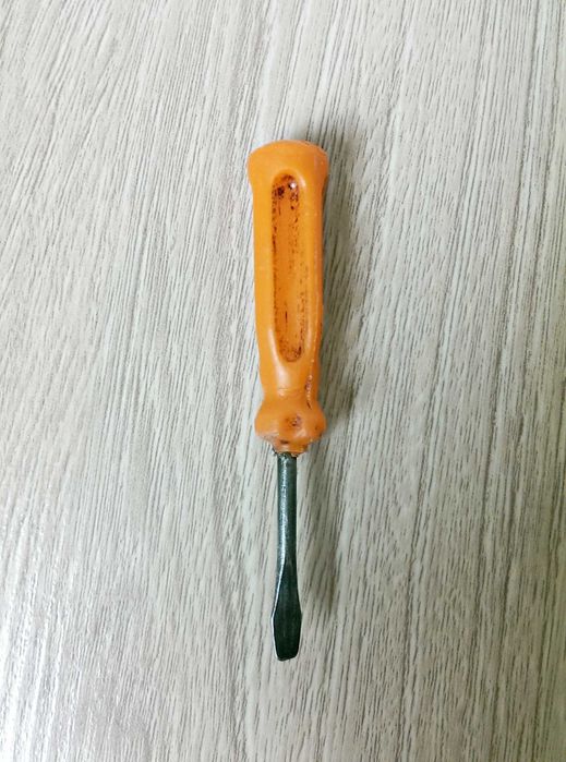 Mały stary śrubokręt płaski śrubokręcik pomarańczowy PRL 7,5 cm
