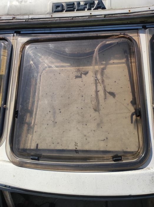 Delta 590 -4 przyczepa kempingowa szyba okno zaczep drzwi lodówka