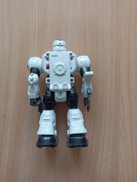 Игрушка робот на батарейках