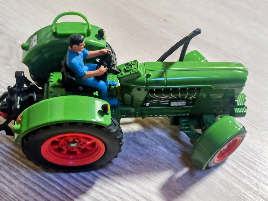 TRAKTOR DEUTZ D9005 1:32 SIKU FARMER 3462

Kolekcjonerski model  SIKU