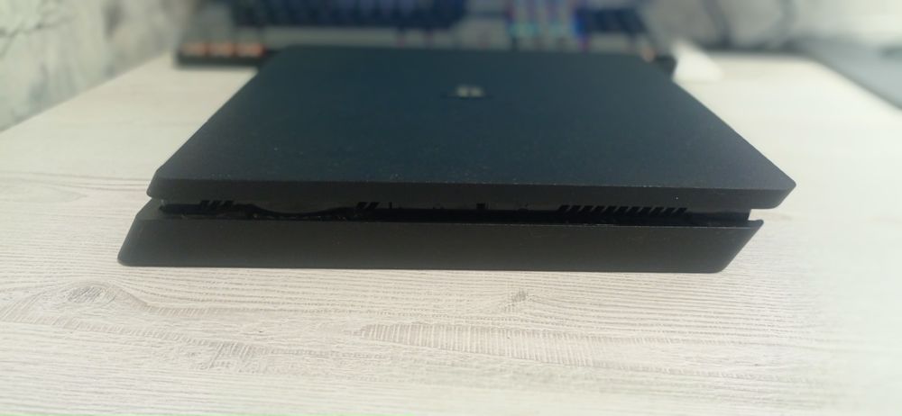 Продаю пс4 слім на 1 tb з двома доалшоками