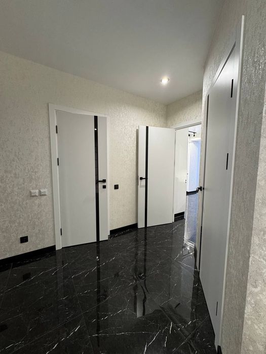 Здається   2к ЖК Віницький
Площа 67кв м
Поверх 9/9 ще є тех поверх
Дор