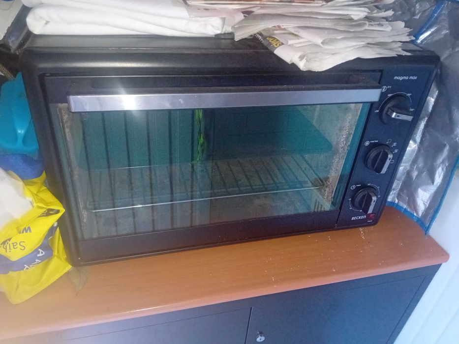 Forno eléctrico em bom estado..