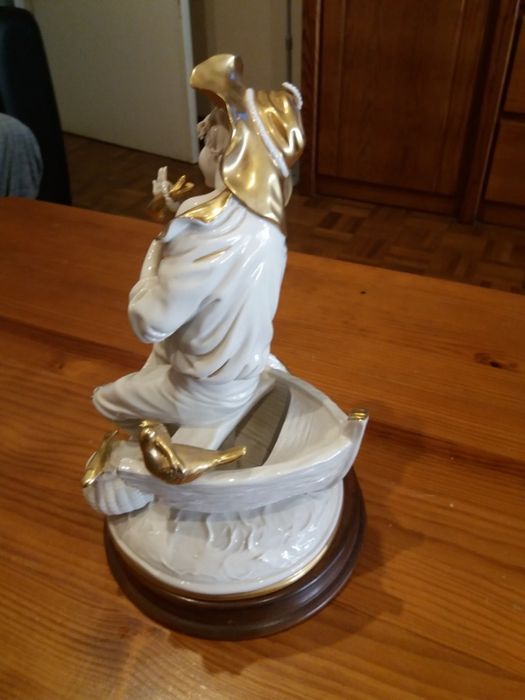 Estatueta de porcelana