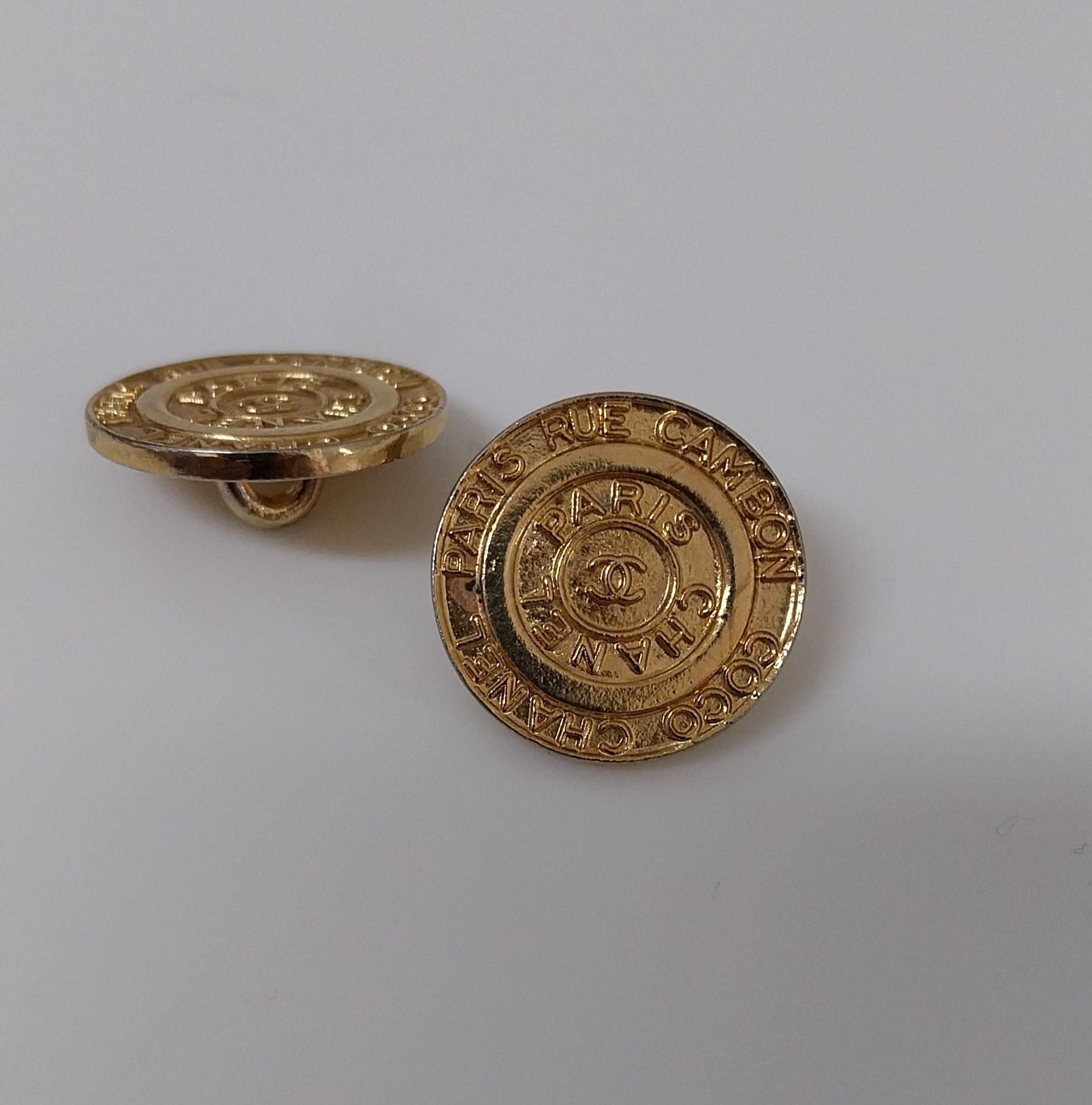 Dois botões dourados vintage Chanel