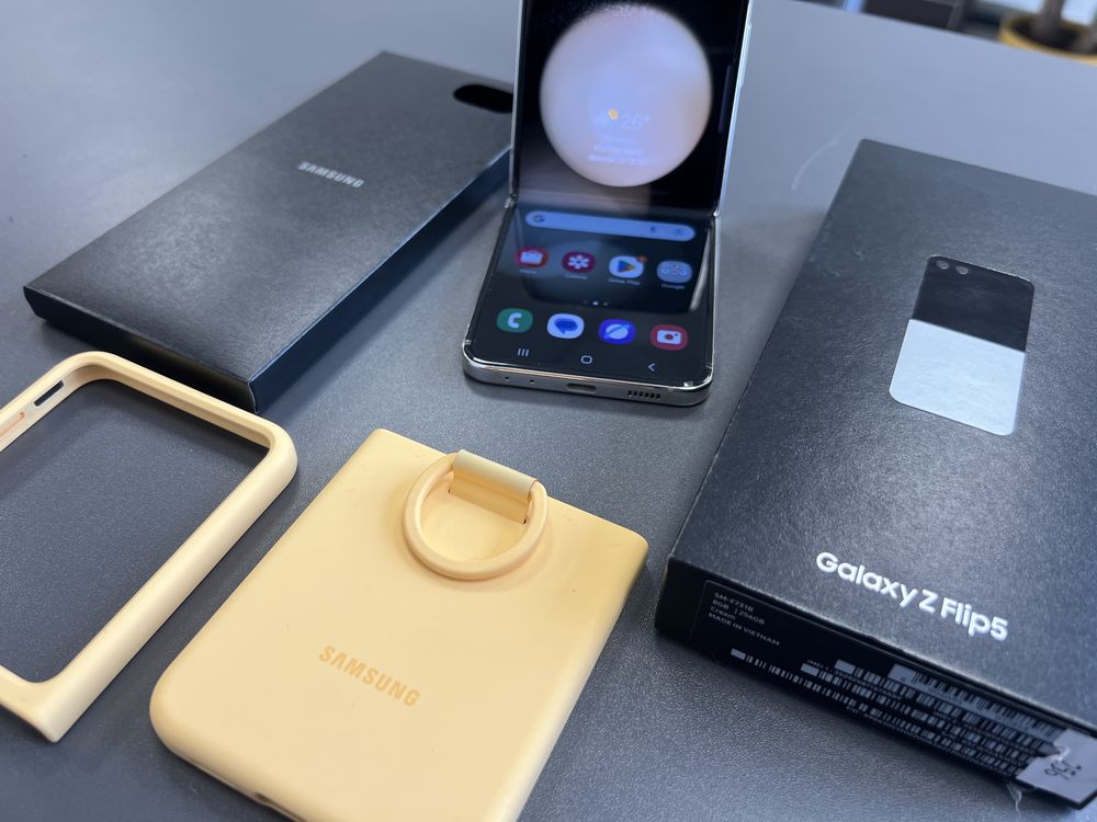 - Samsung Galaxy Z Flip 5 - jak nowy - komplet - gratisy -