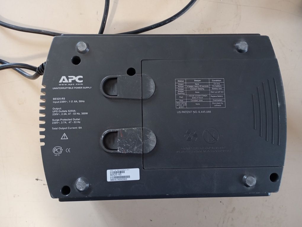 Безперебійник APC BE525-RS в робочому стані