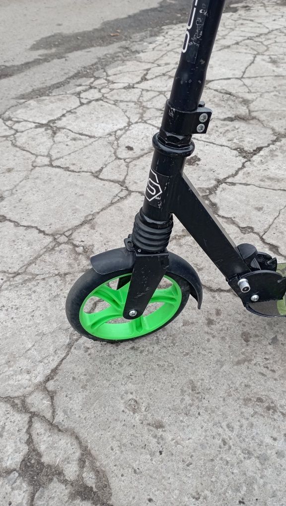 Продам дитячій самокат Best Scooter у гарному стані.