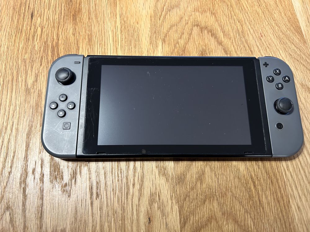 Nintendo switch v2 szary z etui + 2 gry