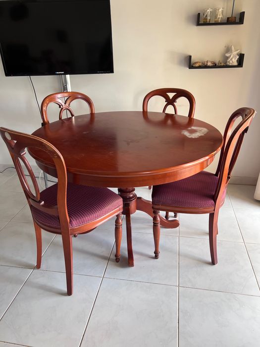 Uma mesa de carvalho e quatro cadeiras.