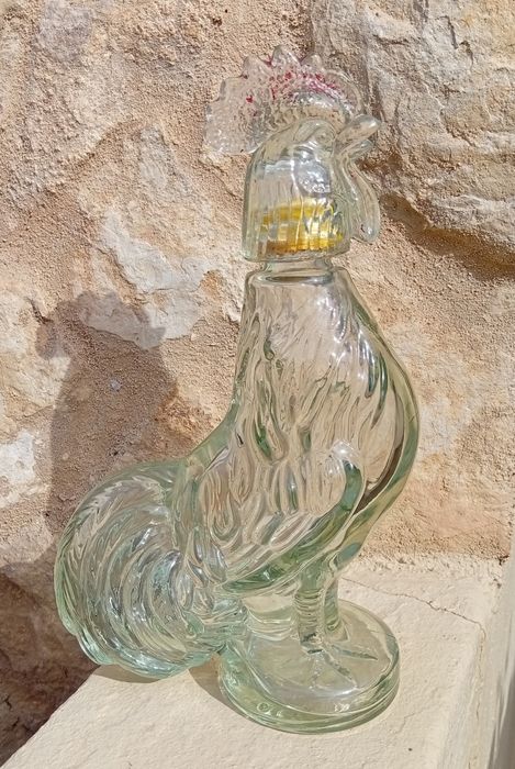 Garrafa de vidro em forma de um galo