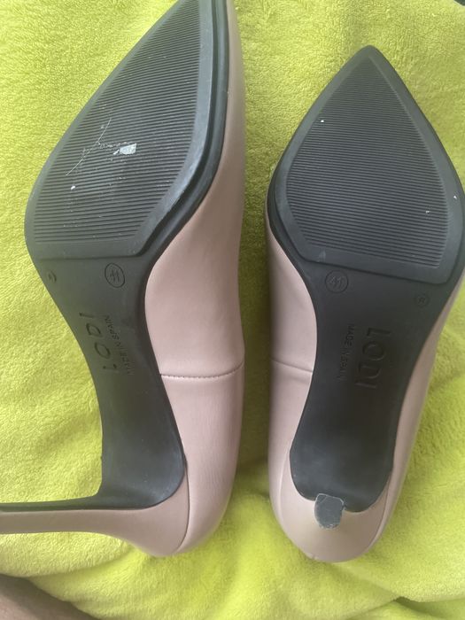 Это туфли-лодочки от испанского бренда Lodi