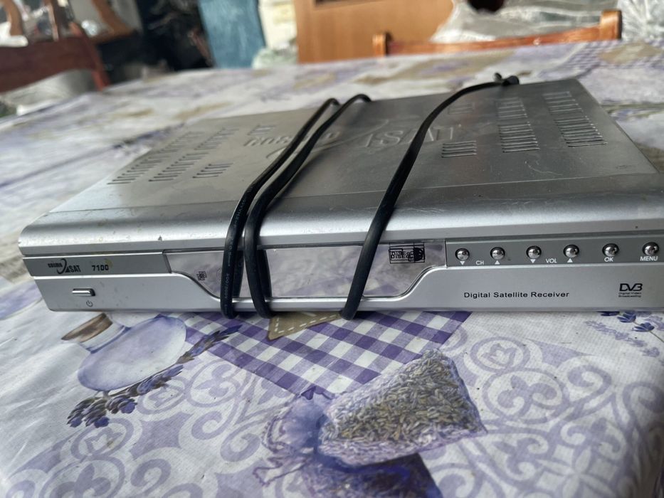 Продаю Спутниковый ресивер тюнер Cosmosat 7100