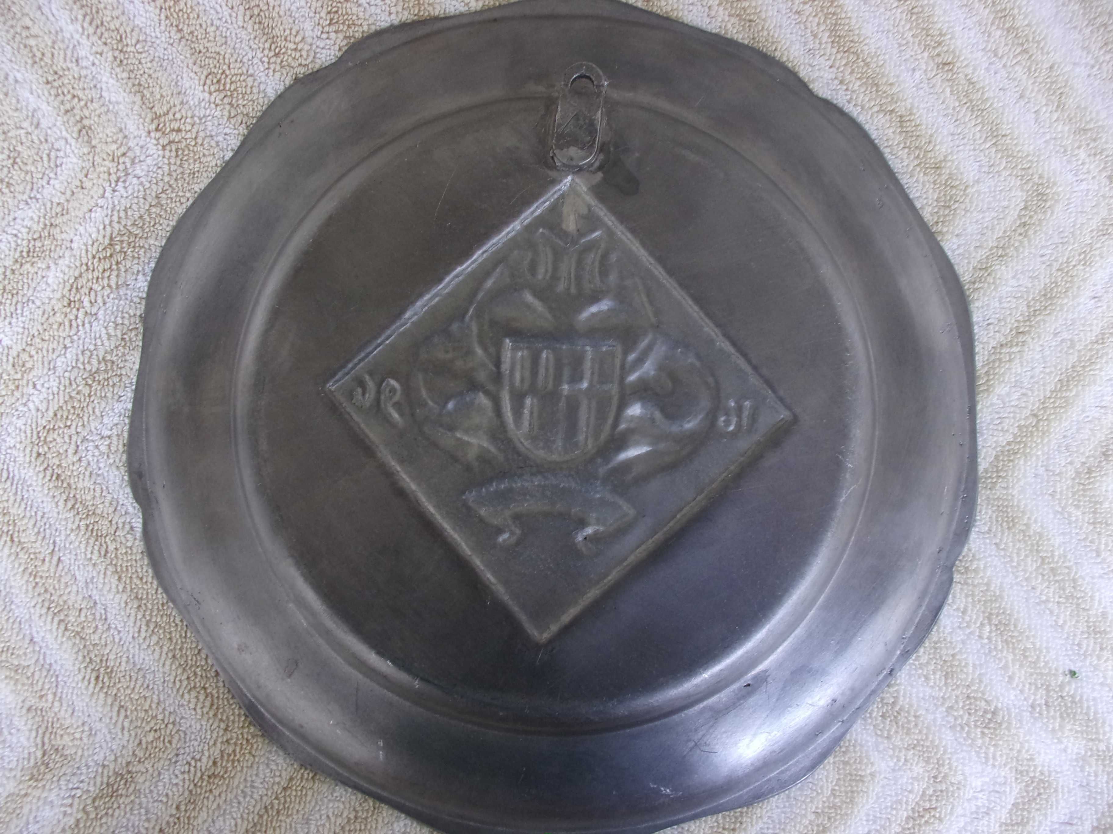 Metalowy talerz z herbem MOREL1696 rycerza okrągłego stołu