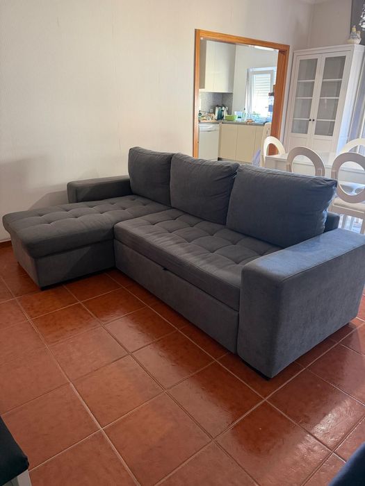 Sofá cama com chaiselong cinzento
