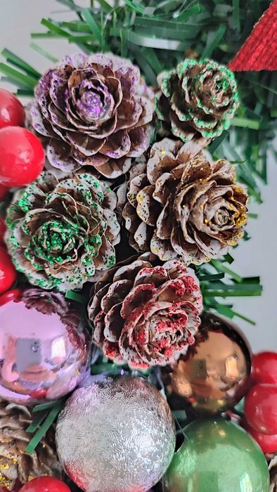 Wianek świąteczny na drzwi z czerwoną kokardą i białym reniferem