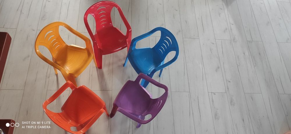 Plastikowe krzesła dla dzieci