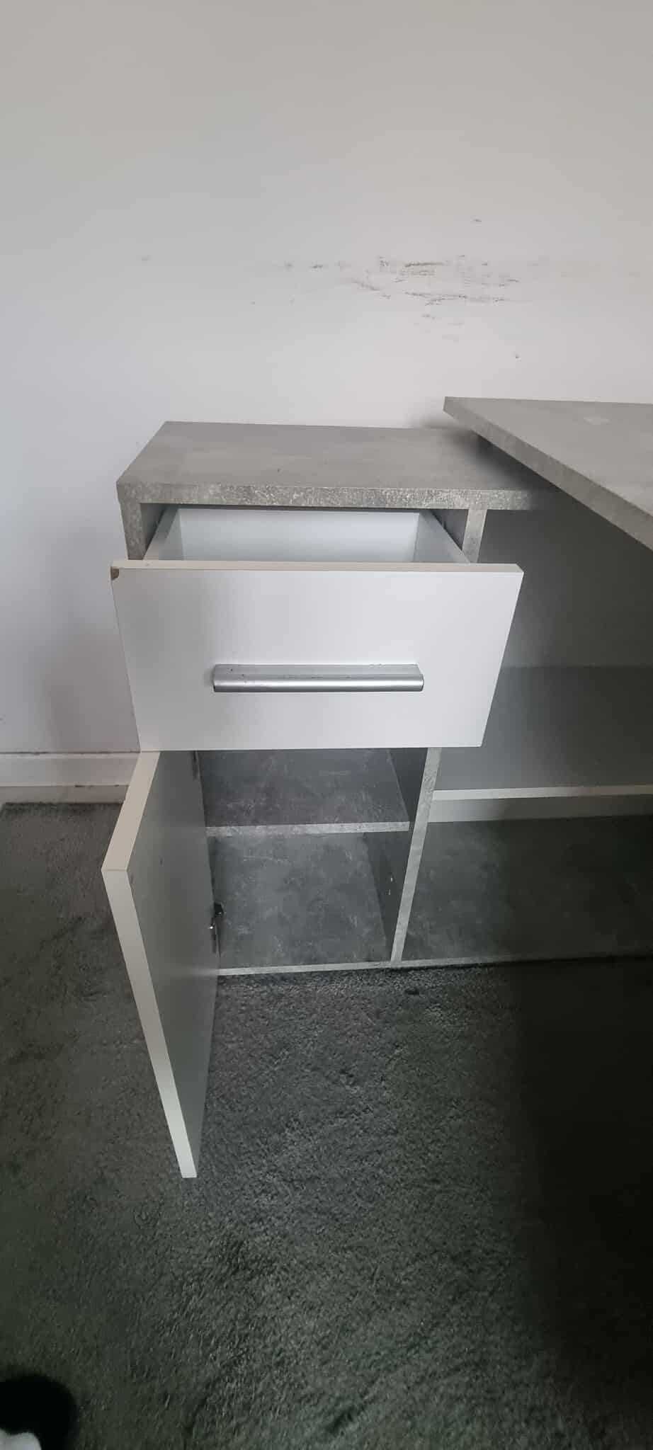 Biruko z szafką i półkami
