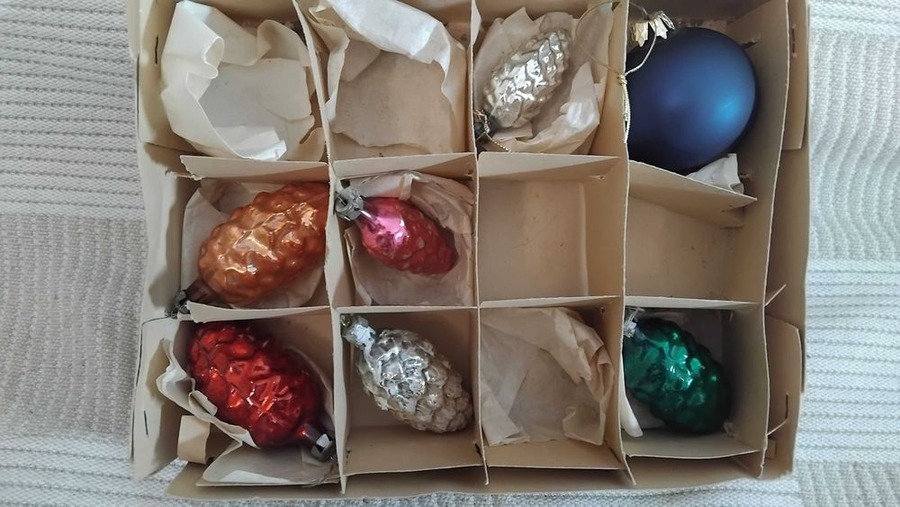 Zestaw ozdób choinkowych szyszki i malinki PRL bombki