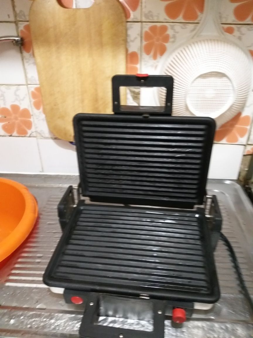 Prença nova PHILIPS 1600W impecável muito boa para casa familiar.
