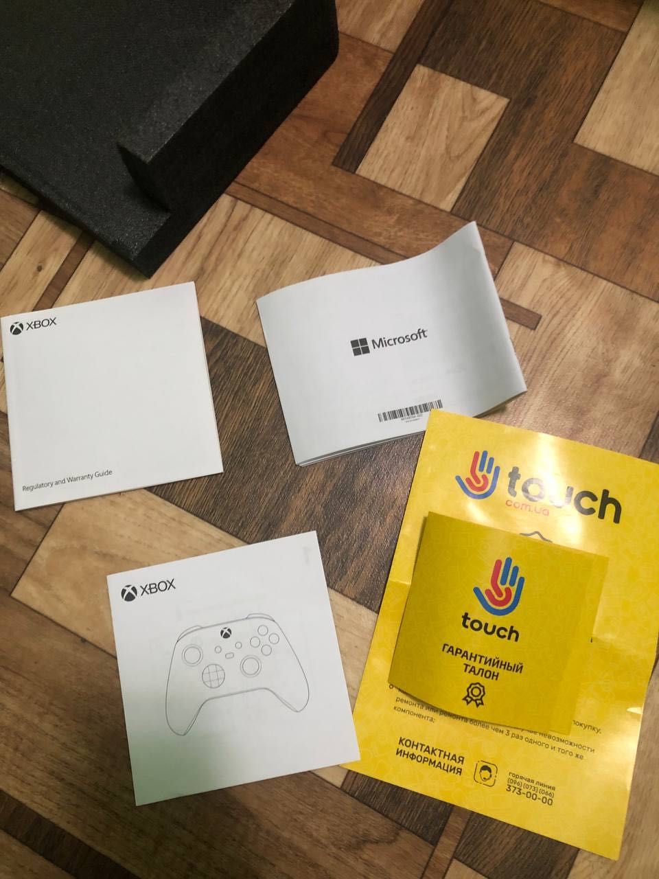 Продам Xbox Series X+ наушники + 2 джойстика с зарядной станцией+ игры