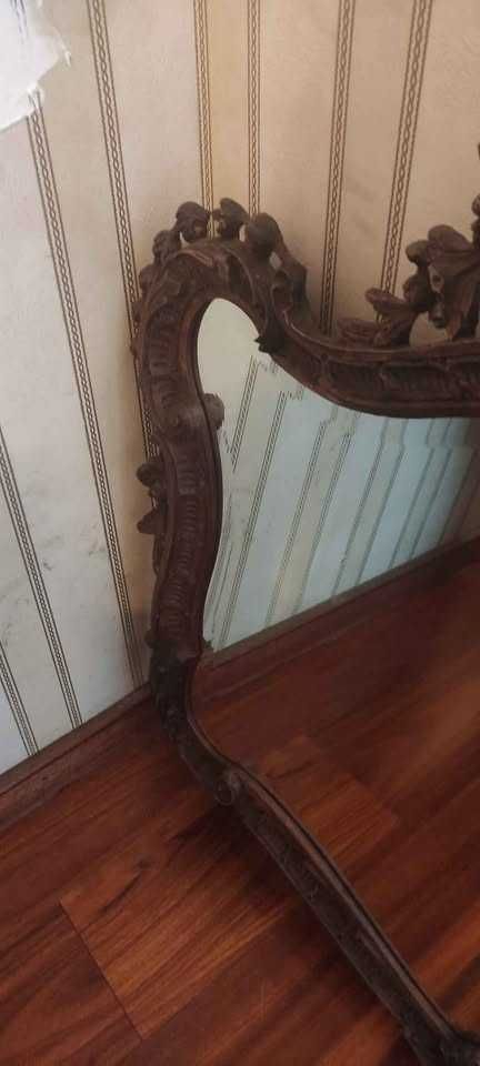 Espelho com moldura de madeira trabalhada