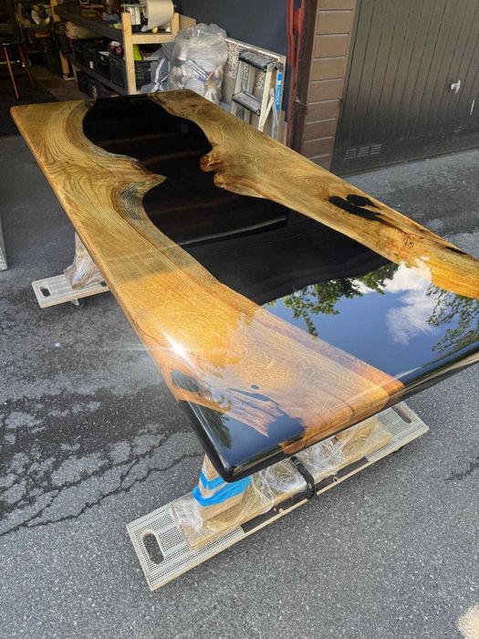 Stół z dębowymi nogami i czarna żywica