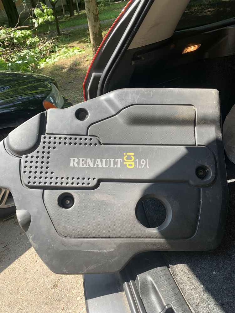 Кришка двигуна Renault 1.9
