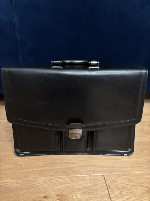 Nowa czarna teczka skórzana Wojas z przegródkami.