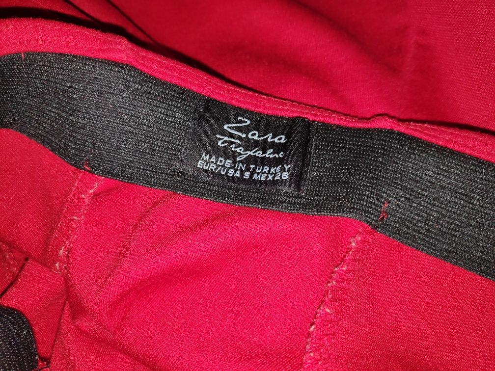 Zara, czerwona, rozkloszowana spódnica