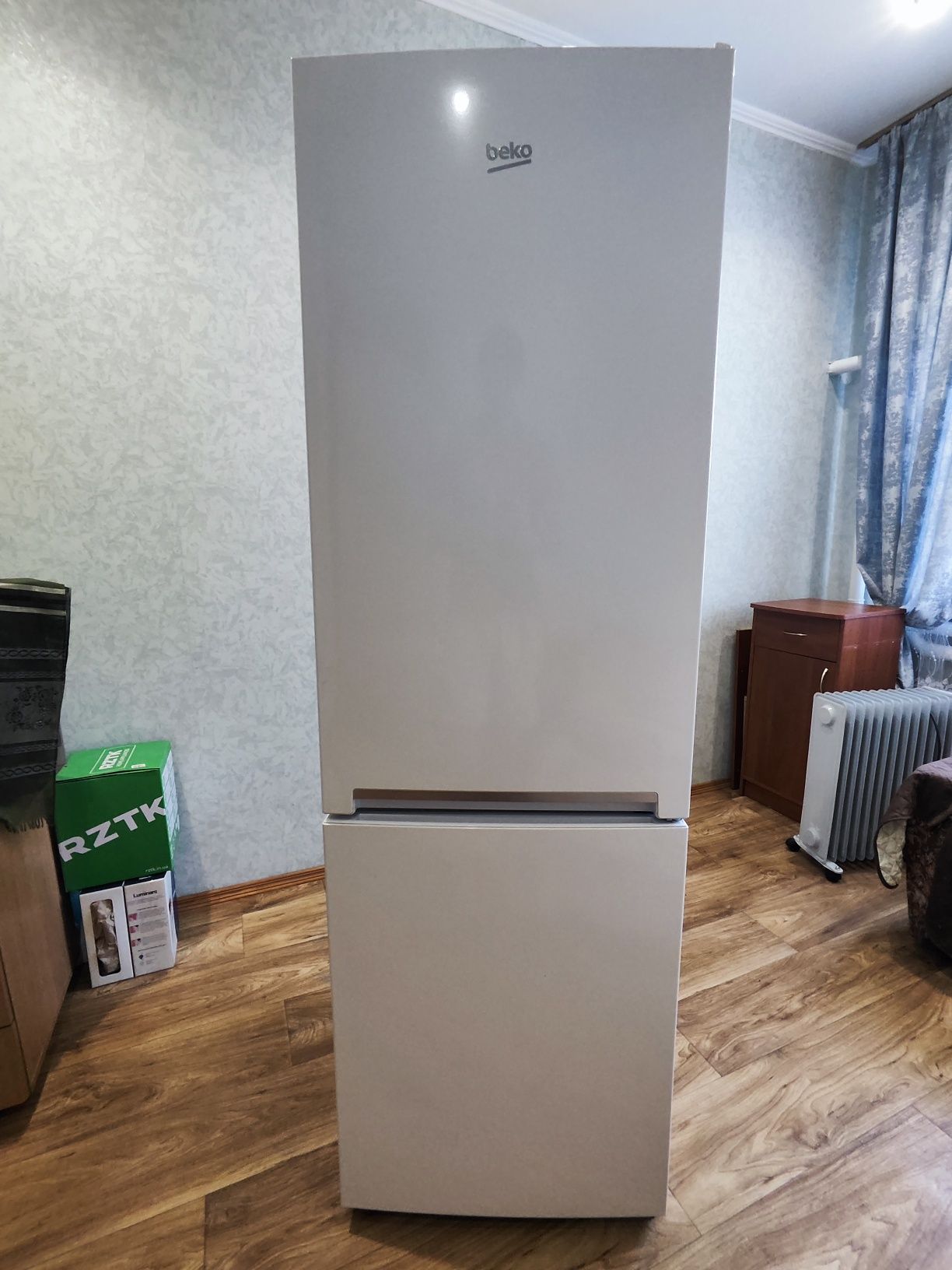 Двокамерний холодильник Beko RCSA270K20W