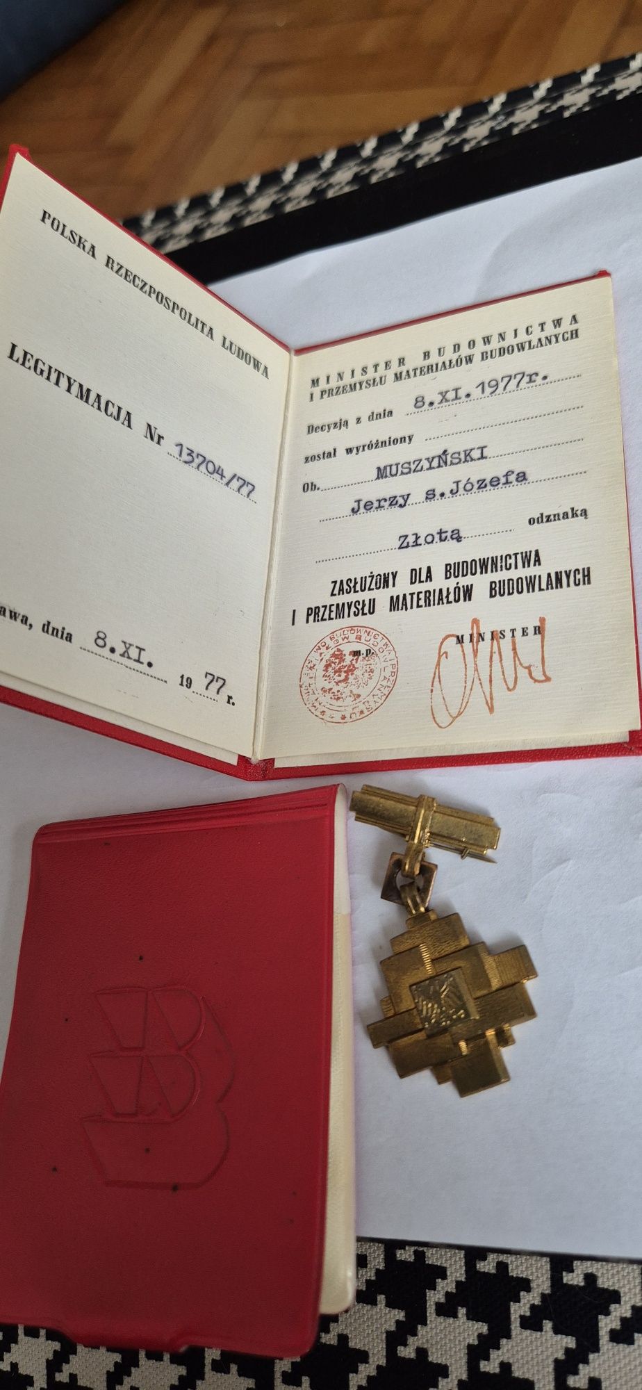 Złota odznaka PRL Zasłużony dla Budownictwa i Przemysłu Materiałów