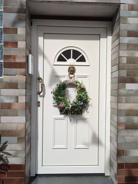 Большой венок на дверь. Декор