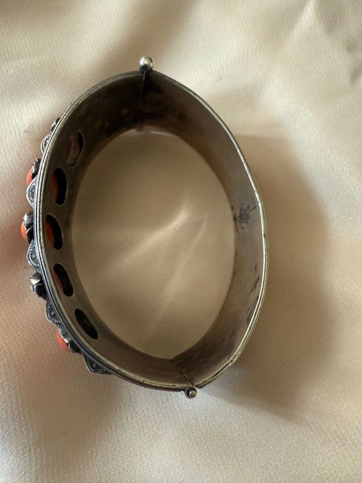 Stara bogata bransoleta z naturalnymi koralami