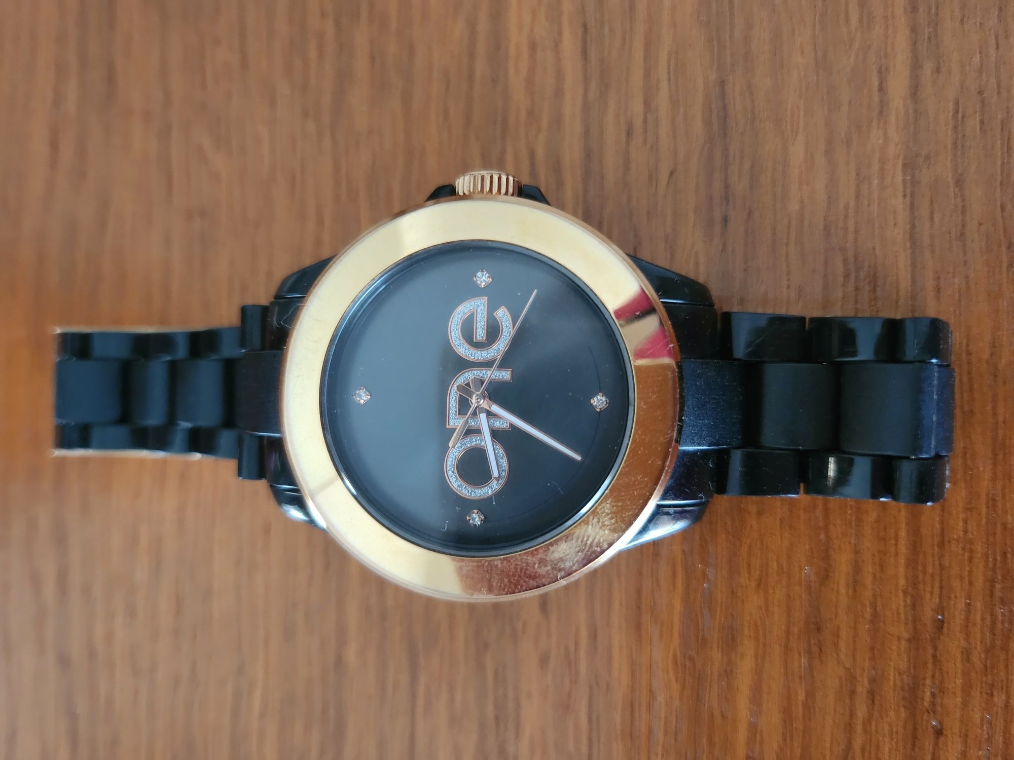 Relógio one em preto e dourado