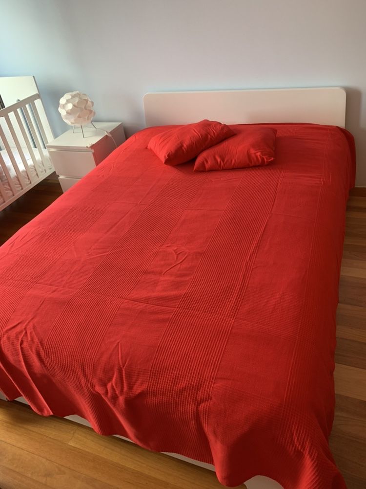 Vendo cobertura de cama com duas almofadas