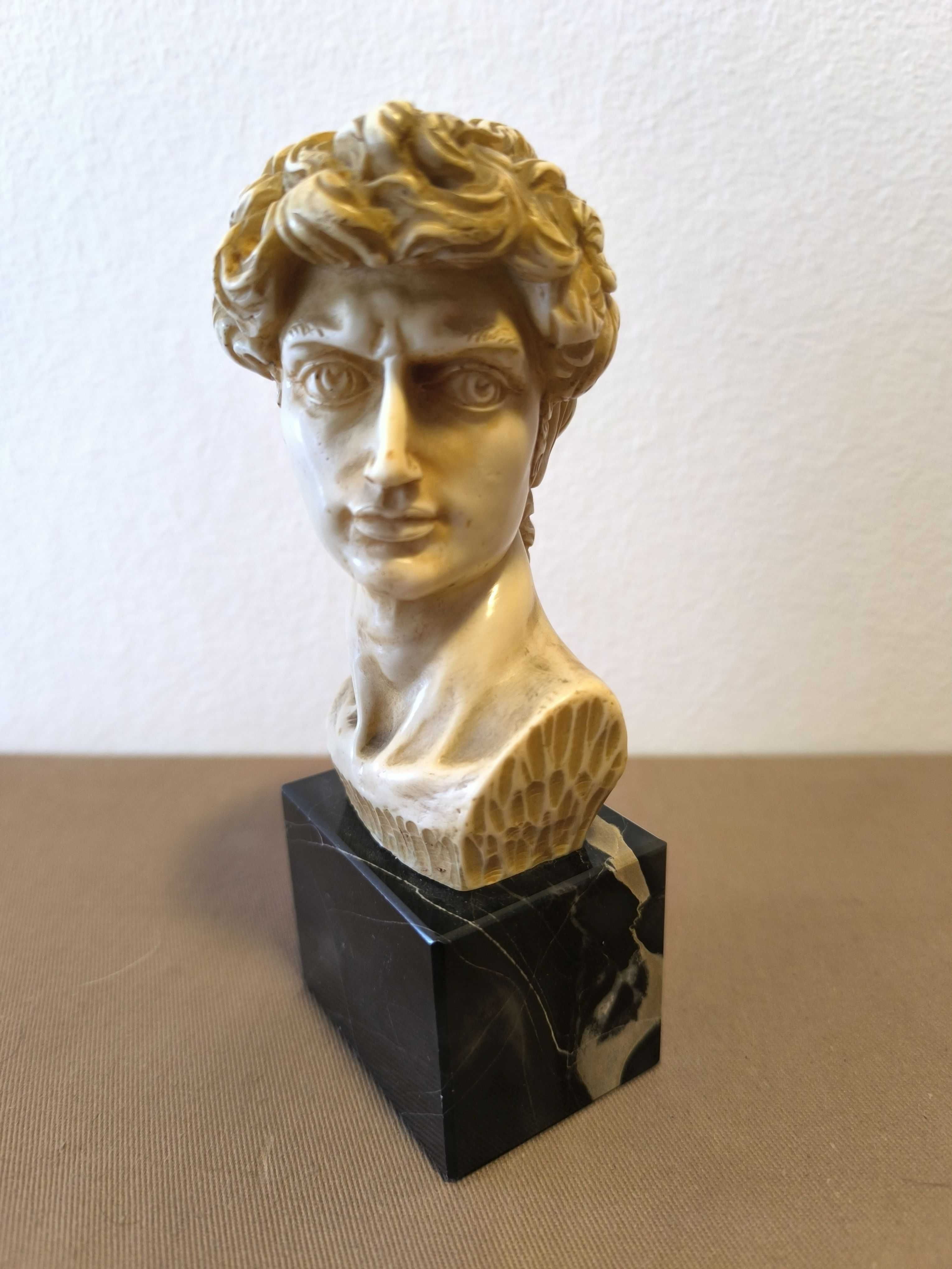 Escultura de um busto de David em resina,  com base em mármore preto